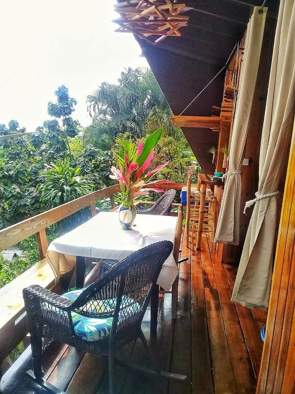 Balkon lub taras w obiekcie Treehouse Hideaway Villa I - Piton and Ocean Views