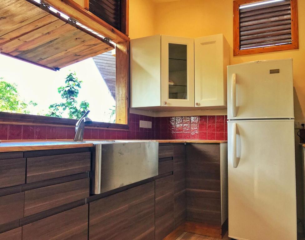 Kuchnia lub aneks kuchenny w obiekcie Treehouse Hideaway Villa I - Piton and Ocean Views