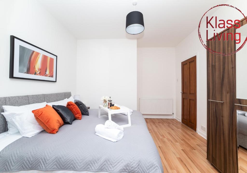 Postel nebo postele na pokoji v ubytování Cosy Apartment by Klass Living Bellshill