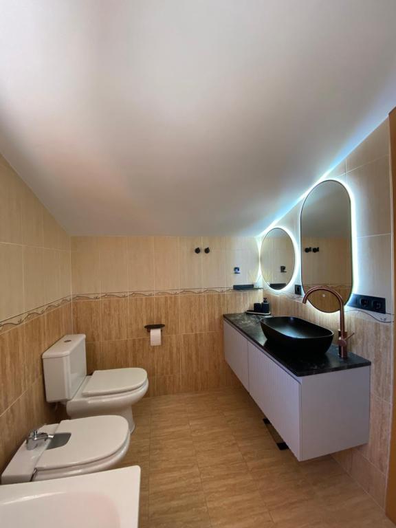 Kúpeľňa v ubytovaní Villa with heated private pool, sea view& turkish sauna