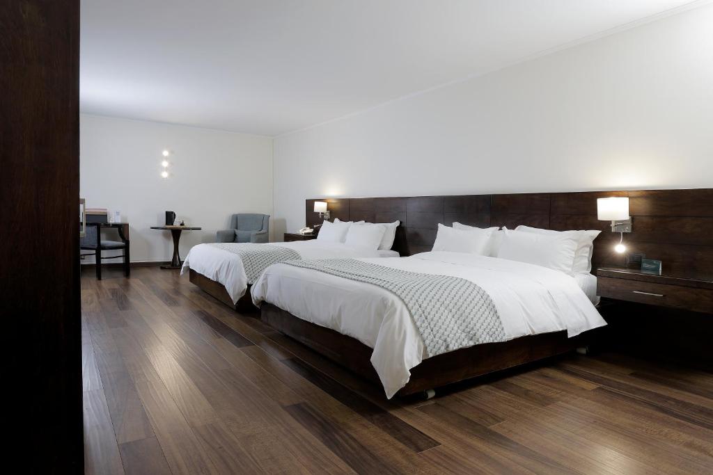 Postel nebo postele na pokoji v ubytování MR Hotel Providencia (ex Hotel Neruda)