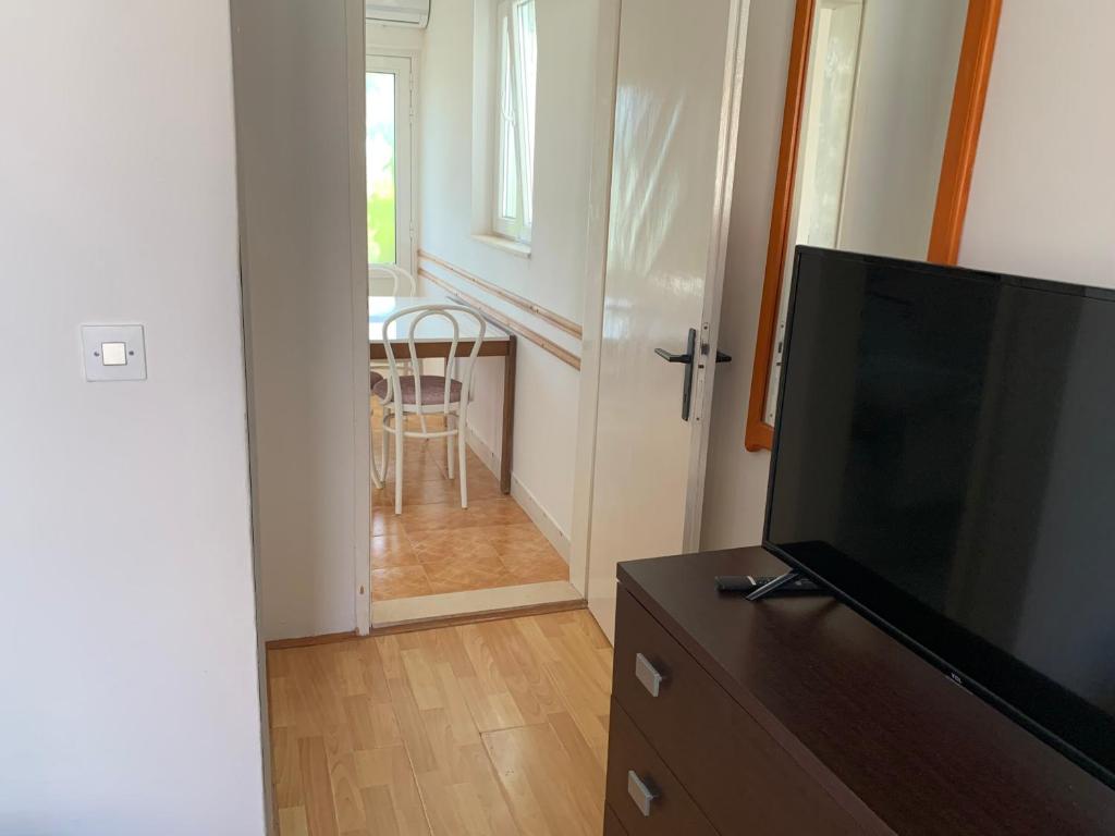 Televízia a/alebo spoločenská miestnosť v ubytovaní Marko Apartment