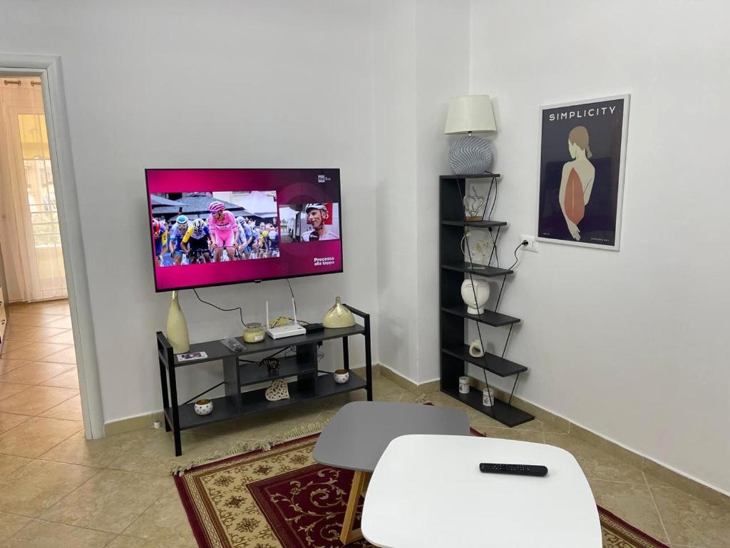 TV a/nebo společenská místnost v ubytování Ermes Center Apartment