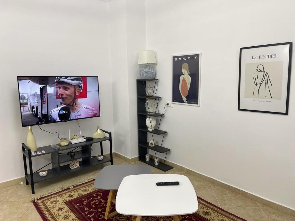 TV a/nebo společenská místnost v ubytování Ermes Center Apartment