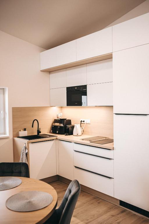 Kuchyň nebo kuchyňský kout v ubytování Apartmány DVĚ BOBULE 1 kk