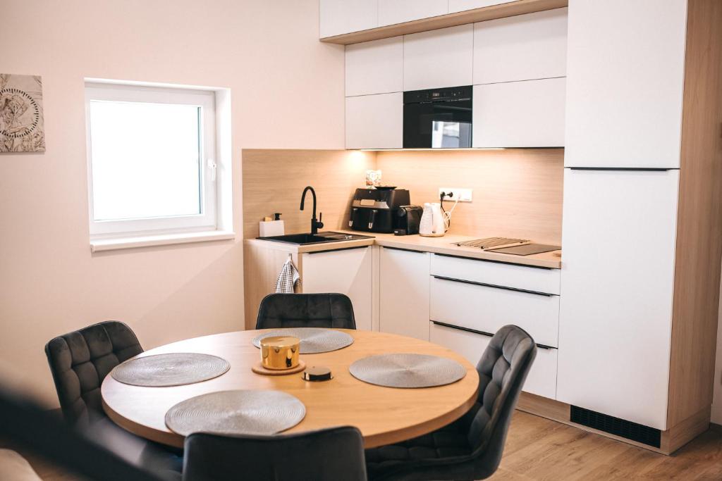 Kuchyň nebo kuchyňský kout v ubytování Apartmány DVĚ BOBULE 1 kk
