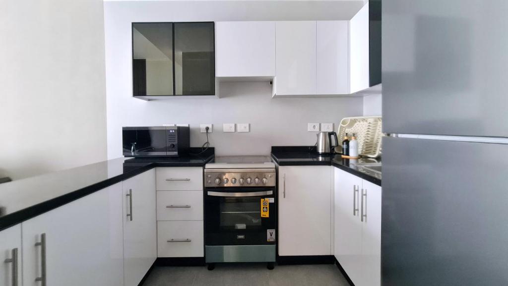 Kuchyň nebo kuchyňský kout v ubytování Axxodia- Apartments In Aeon Towers
