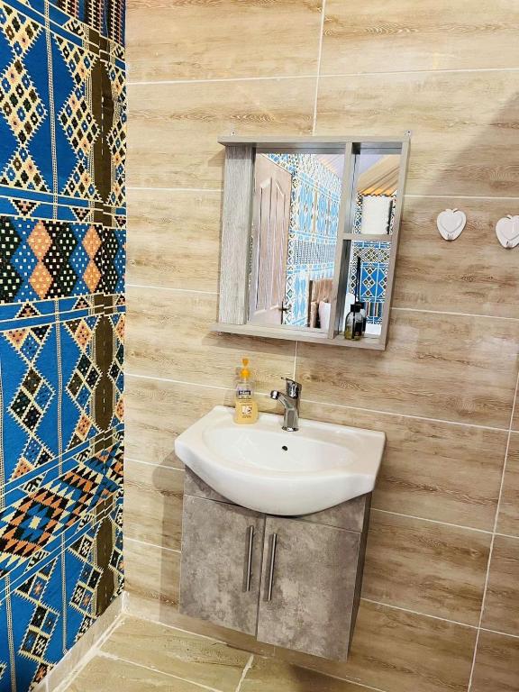 Koupelna v ubytování RUM FLORAA LUxURY CAMP