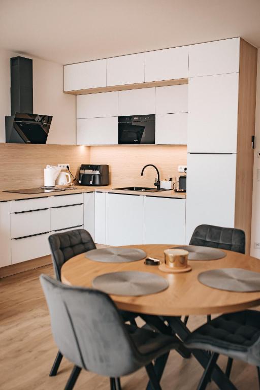 Kuchyň nebo kuchyňský kout v ubytování Apartmány DVĚ BOBULE 2KK