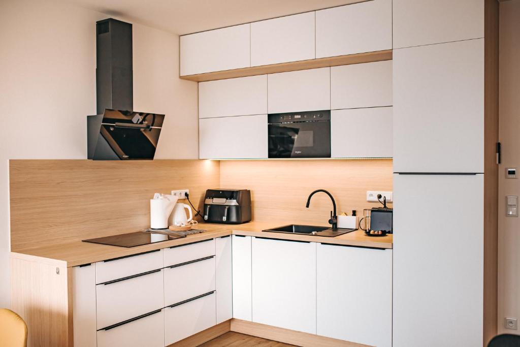 Kuchyň nebo kuchyňský kout v ubytování Apartmány DVĚ BOBULE 2KK