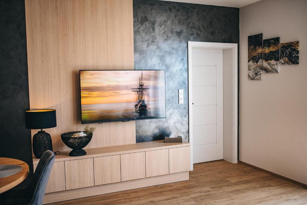TV a/nebo společenská místnost v ubytování Apartmány DVĚ BOBULE 2KK