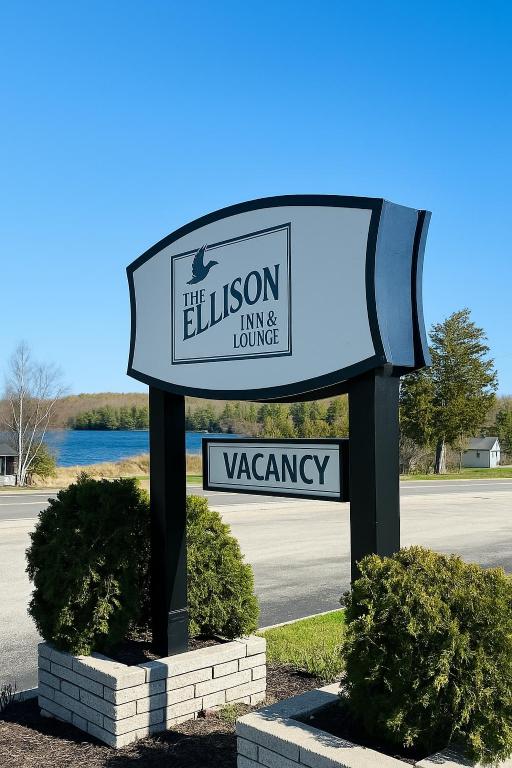 a sign for the ellinson turning point and a driveway at The Ellison Inn & Lounge in Ellison Bay