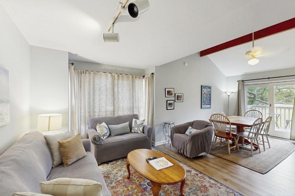 ein Wohnzimmer mit Sofa und Tisch in der Unterkunft 1237 Creekwatch in Seabrook Island