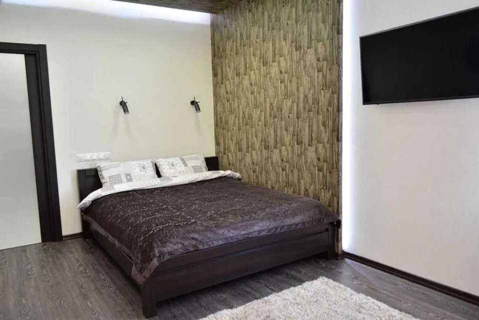 Ένα ή περισσότερα κρεβάτια σε δωμάτιο στο Apartments Tatiy