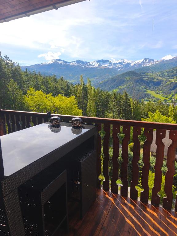 kominek na balkonie z widokiem na góry w obiekcie Location vacances Barcelonette w mieście Barcelonnette
