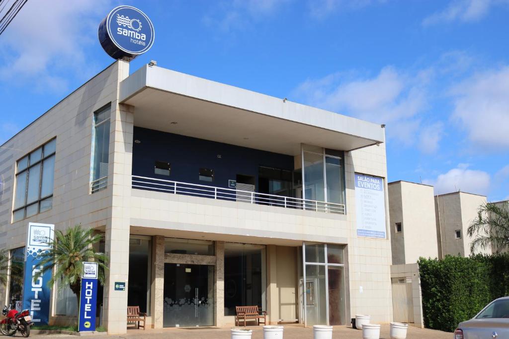 Un edificio con un cartel encima en Samba Três Lagoas, en Três Lagoas