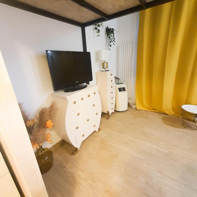 Telewizja i/lub zestaw kina domowego w obiekcie STUDIO- NICE MONT BORON, PISCINE SUR LA RESIDENCE