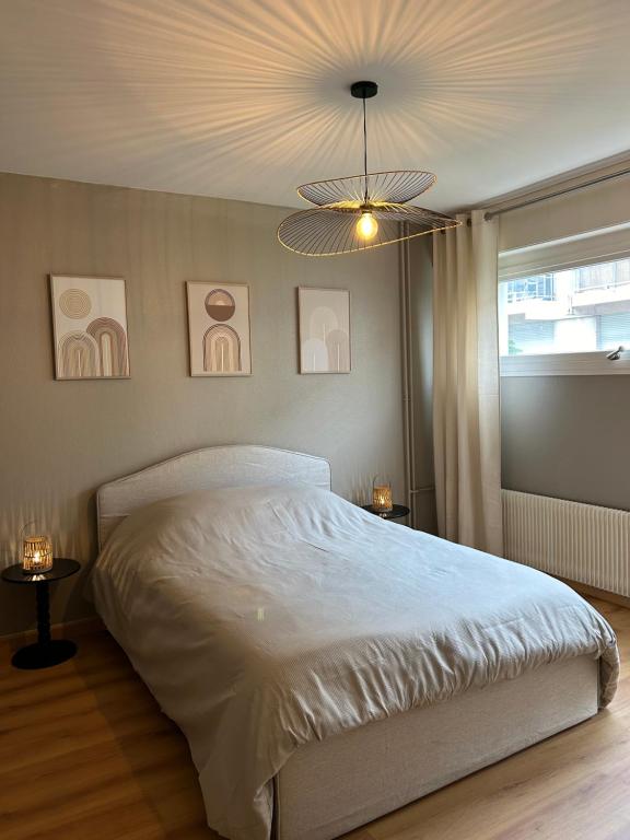 Ένα ή περισσότερα κρεβάτια σε δωμάτιο στο Coloc Chambre privée meublée dans un appartement lumineux et spacieux