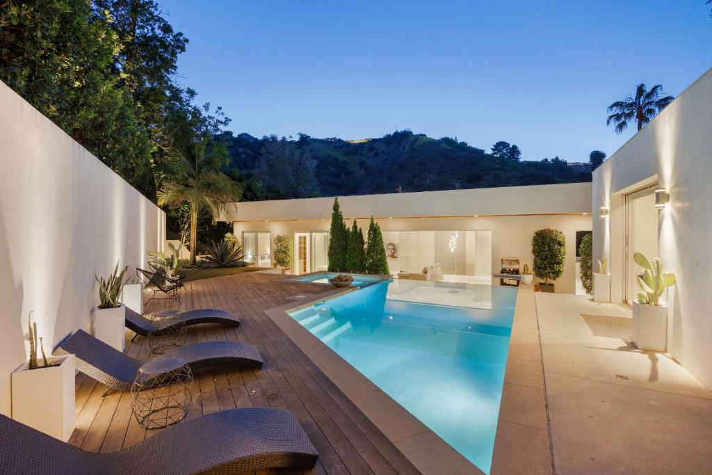 ロサンゼルスにあるNew Listing Mountainside Villa by Colby & Conradの家の真ん中にあるプール