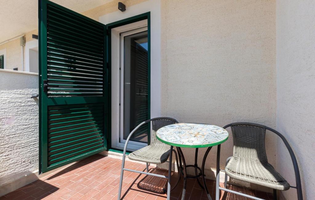 En balkon eller terrasse på Gorgeous Apartment In Baska Voda