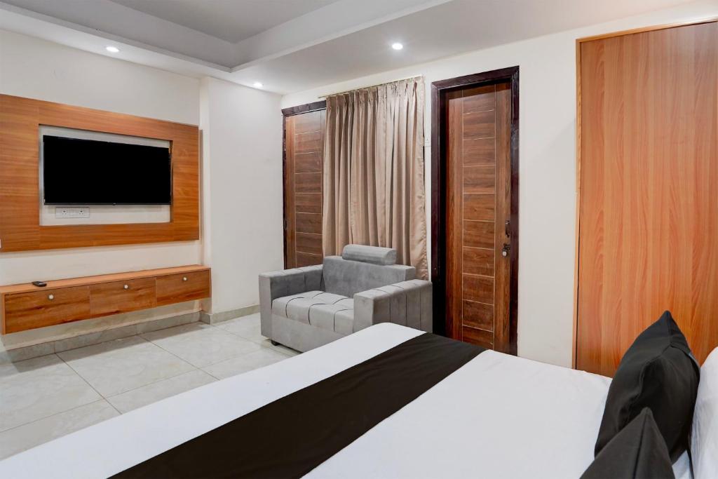 TV a/nebo společenská místnost v ubytování Hotel O R.N Residency Hotel