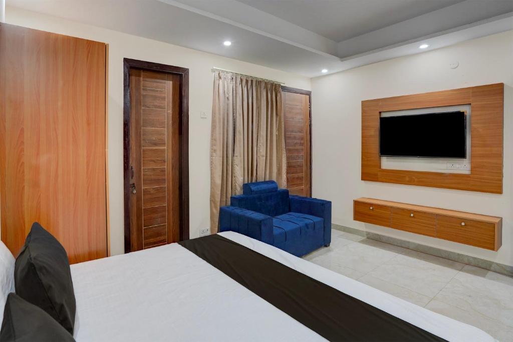 TV a/nebo společenská místnost v ubytování Hotel O R.N Residency Hotel