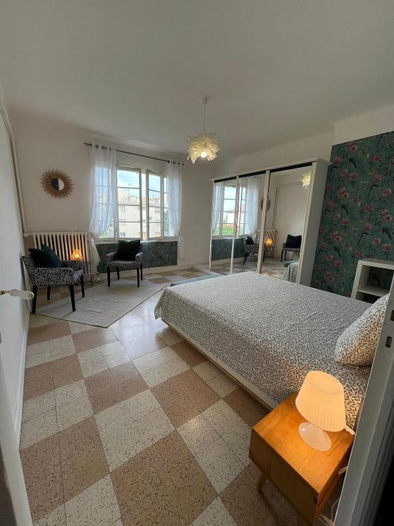 une chambre avec un grand lit et un salon dans l'établissement Bright and spacious 1 bedroom apartment with sofa bed in living room , French Riviera, à Saint-Laurent-du-Var