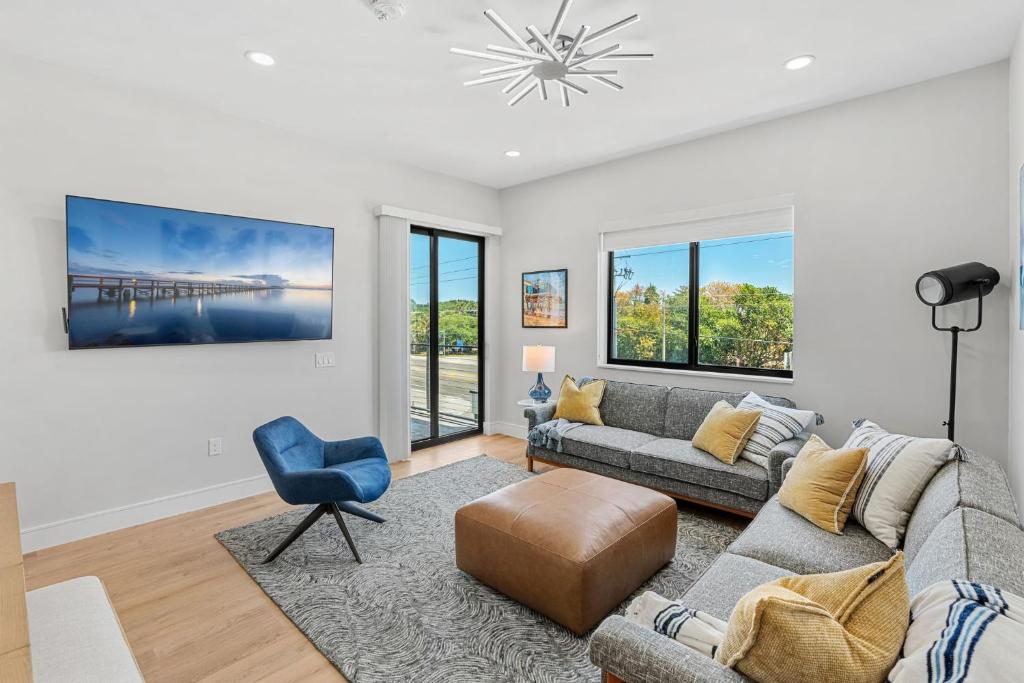 Khu vực ghế ngồi tại Jeannie's Sunrise Suite - Luxury 2BR Across from Beach - Balcony - Rocket Views