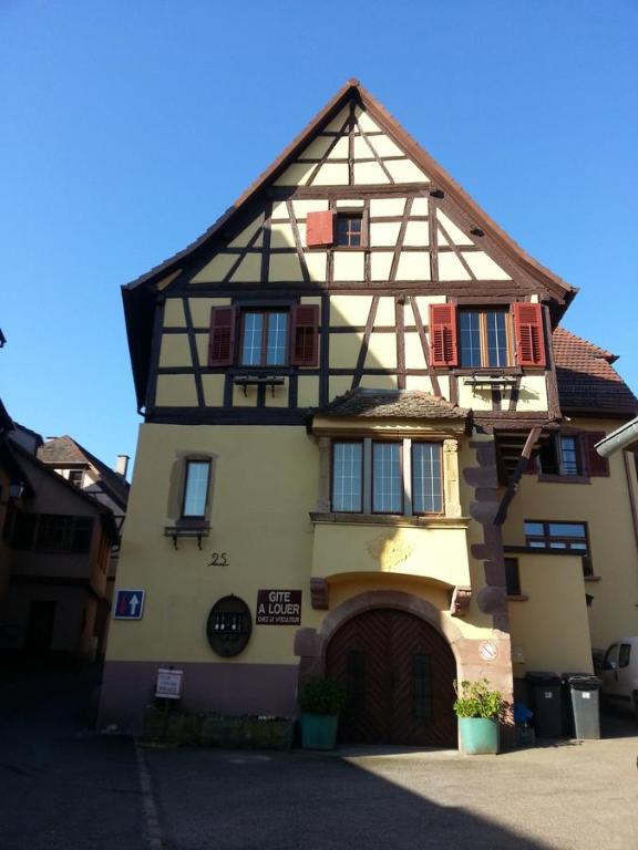 una casa grande con un gambrel en Gite de la dime, en Ribeauvillé