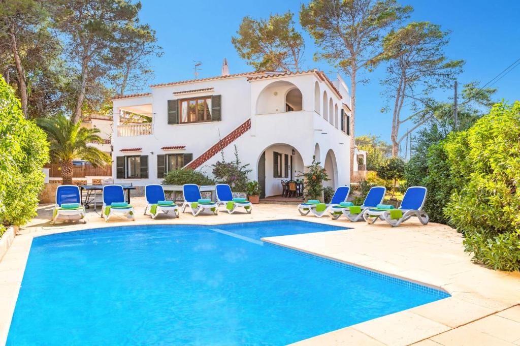 una villa con piscina frente a una casa en Villa Gatzara by Villa Plus, en Cala Blanca
