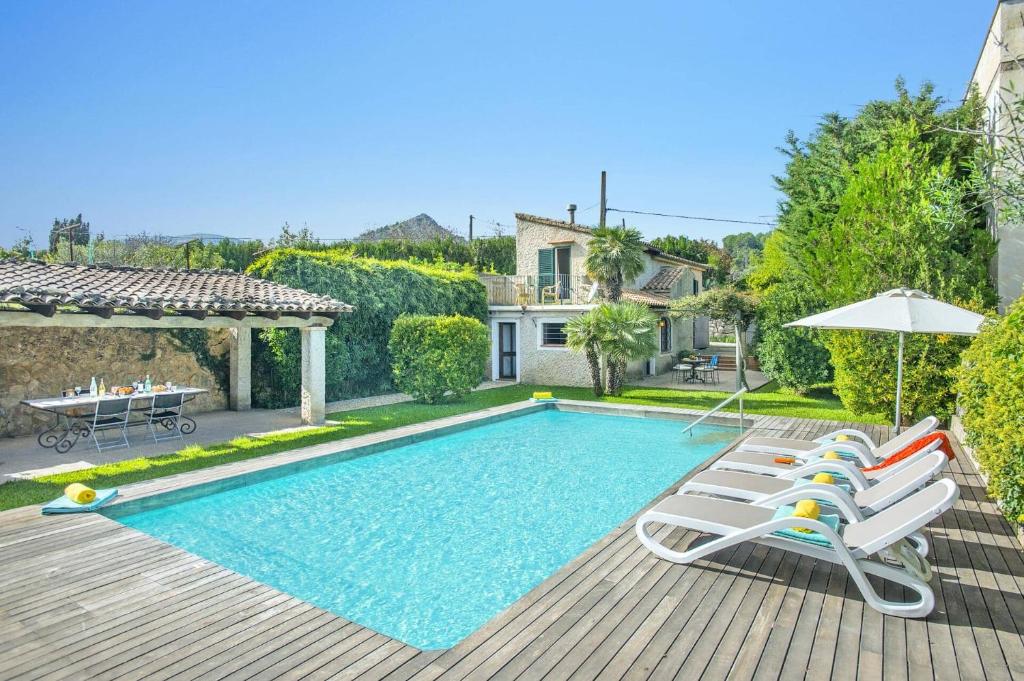 The swimming pool at or close to Villa Rafaleta by Villa Plus