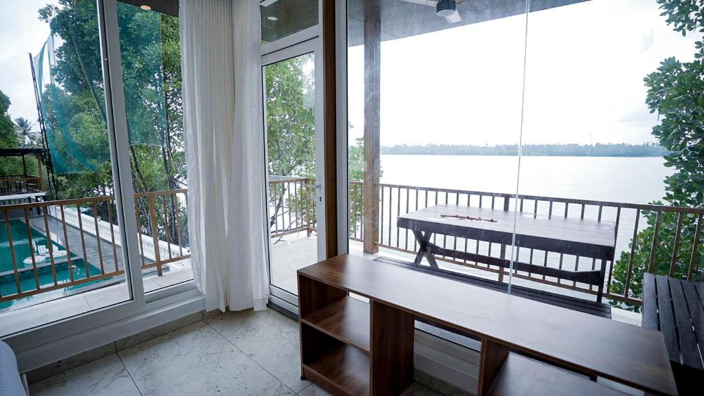 Balkón nebo terasa v ubytování Lake view Resort cherai