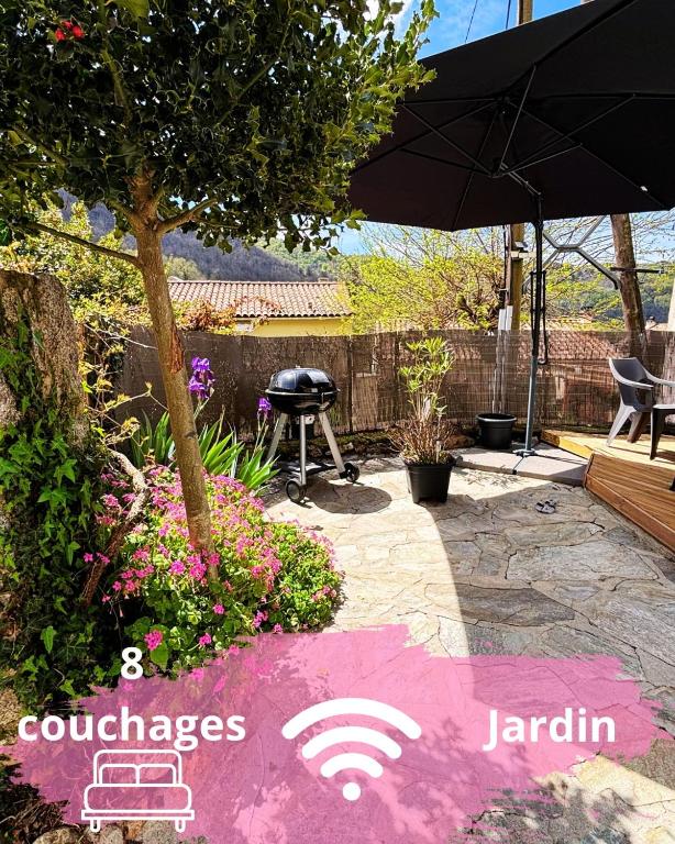 un patio avec un parasol, un barbecue et des fleurs dans l'établissement Belle maison de montagne proche Ajaccio, à Bastelica