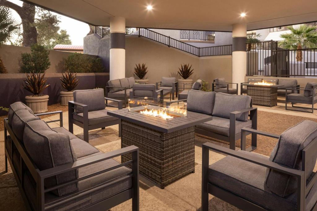 Posezení v ubytování Delta Hotels by Marriott Phoenix Mesa