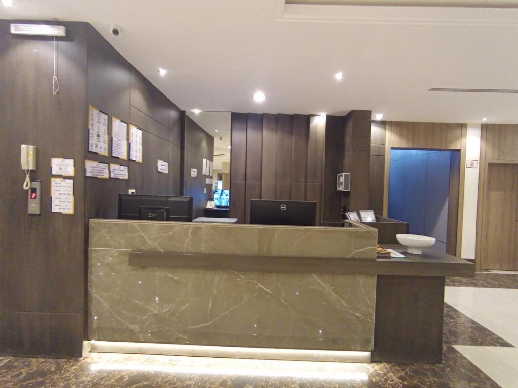 Lobby/Rezeption in der Unterkunft شقق الأول للشقق المخدومة