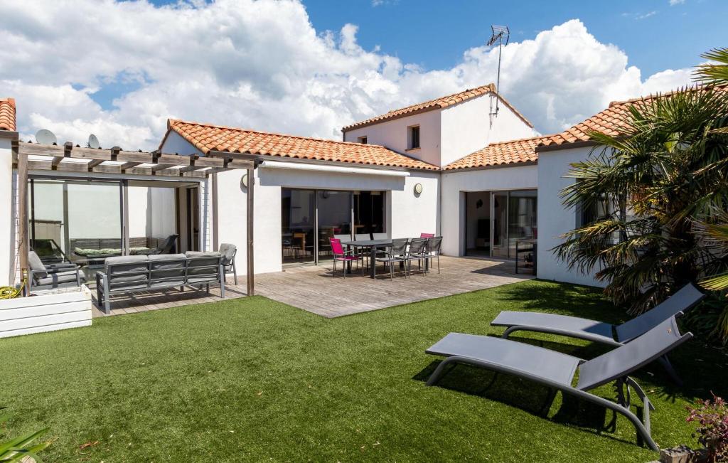 une cour avec mobilier de jardin et pelouse dans l'établissement Beautiful Home In Saint Jean De Monts, à Saint-Jean-de-Monts