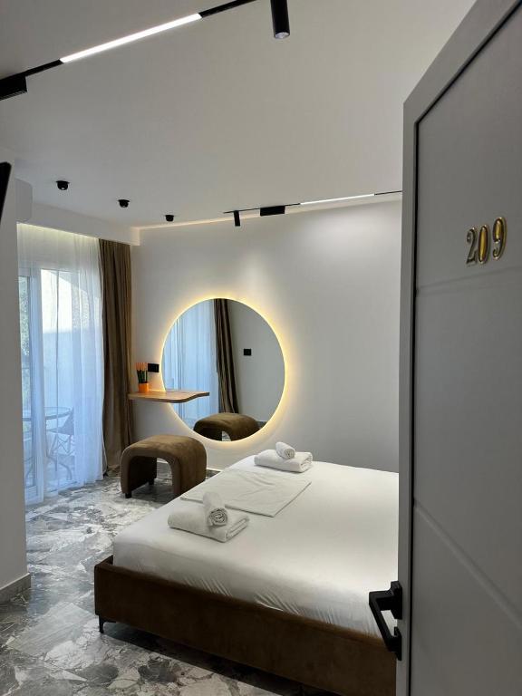 Postel nebo postele na pokoji v ubytování Hotel Mesun Himare