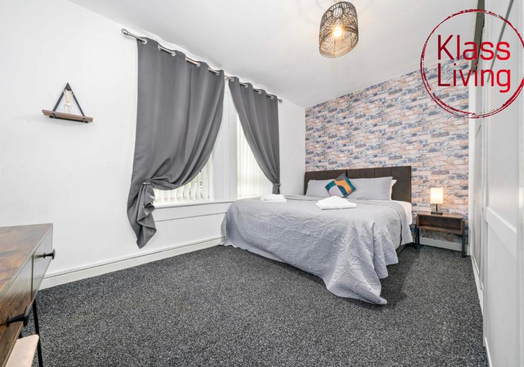 Ένα ή περισσότερα κρεβάτια σε δωμάτιο στο Lady Wilson Apartment by Klass Living Airdrie