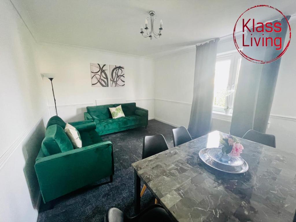 Posezení v ubytování Mitchell Apartment by Klass Living Coatbridge