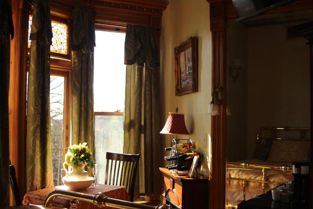 Henderson Castle Inn photo