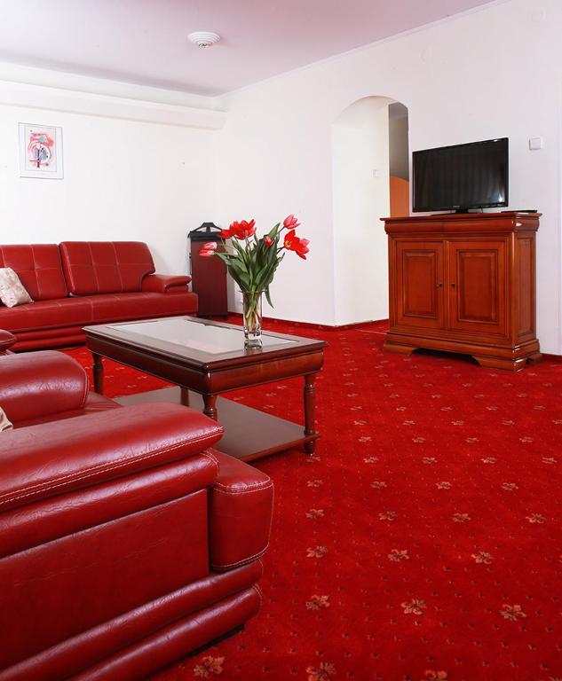 Una televisión o centro de entretenimiento en Hotel Moldova