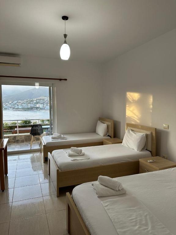 Postel nebo postele na pokoji v ubytování Hotel Mesun Himare