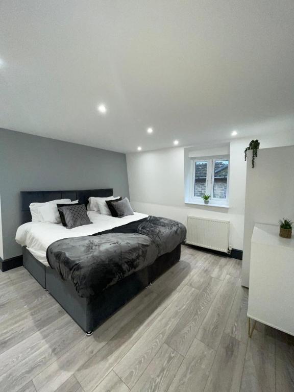 a bedroom with a large bed and a window at The Lucia Apartments I - 2 Bedroom Town Centre Apartment - Contractor Friendly - Free Parking - Full Kitchen - Washer Dryer - Spacious - Ideal for Work Stays in Huntingdon