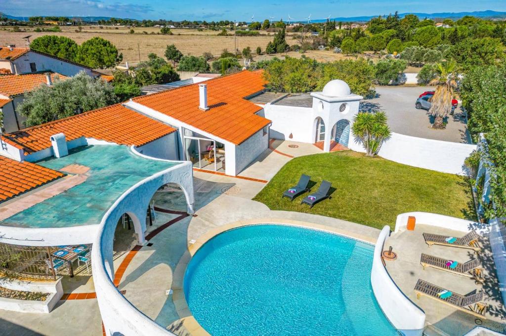 une vue aérienne d'une maison avec piscine dans l'établissement Villa Les Arches by Villa Plus, à Villedaigne