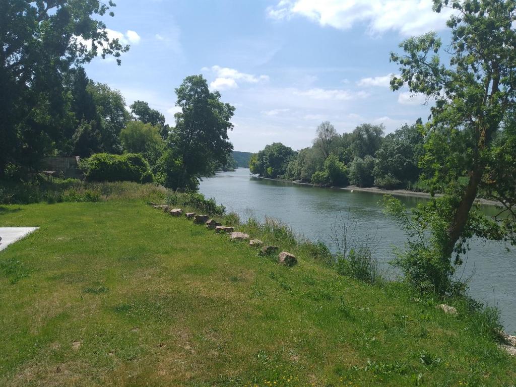 une rangée de rochers sur les rives d'une rivière dans l'établissement Maison Bord de Seine, à Belbeuf