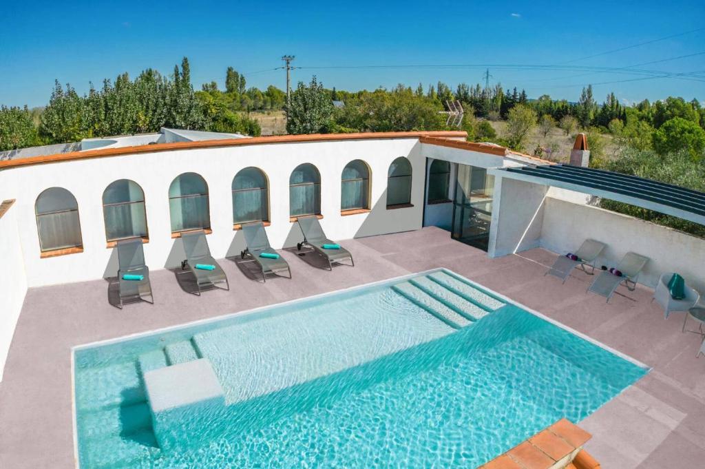 une piscine sur le toit d'une maison dans l'établissement Villa Saffron by Villa Plus, à Villedaigne