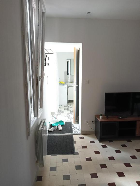 Il comprend un salon doté d'une télévision et de carrelage. dans l'établissement Country house, à Le Buisson Genois