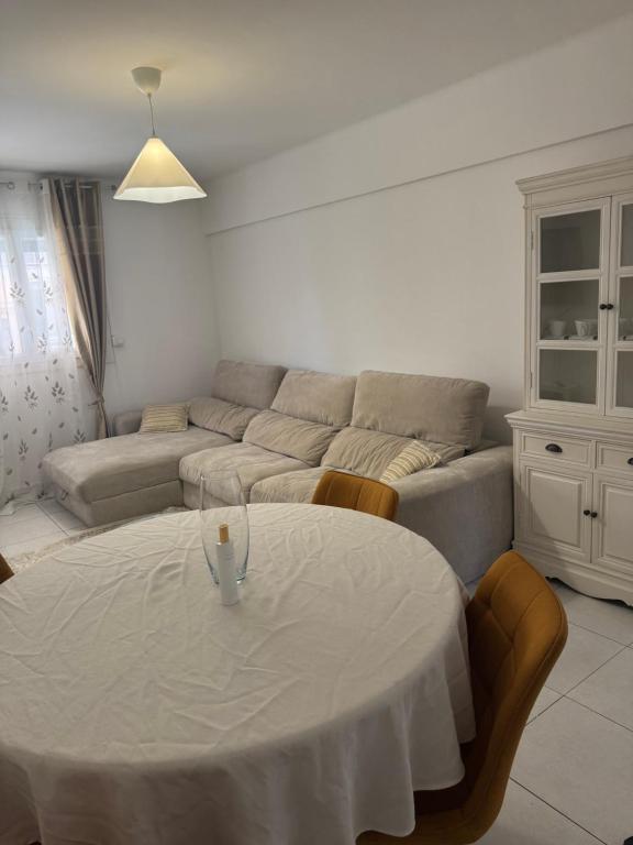 un salon avec une table et un canapé dans l'établissement Appartement de 3 chambres pour 6 personnes, à Toulon
