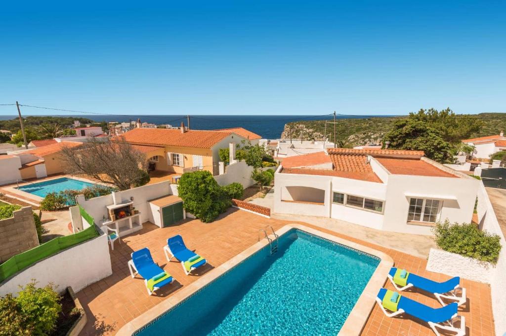 Una vista aérea de una villa con piscina. en Villa San Jose by Villa Plus, en Cala'n Porter