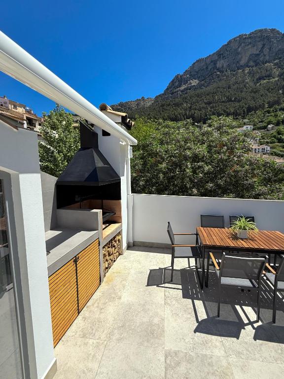 patio ze stołem i grillem na domu w obiekcie Casa RIVER VIEW - Cazorla w mieście Cazorla